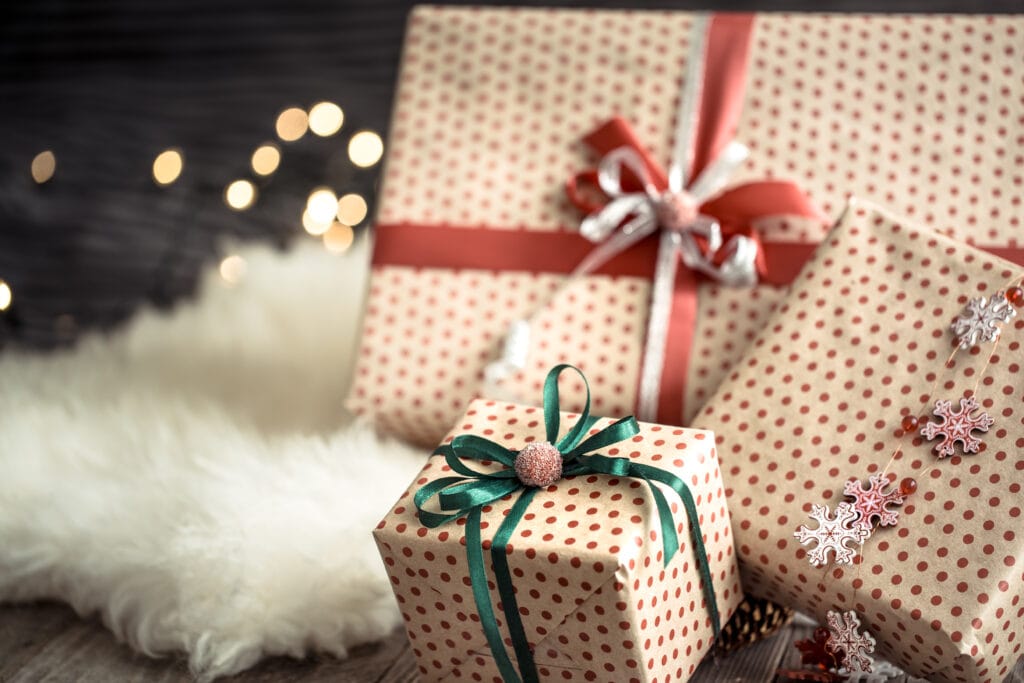 regalos de navidad sobre luces en la pared oscura sobre una acogedora alfombra decoraciones navidenas