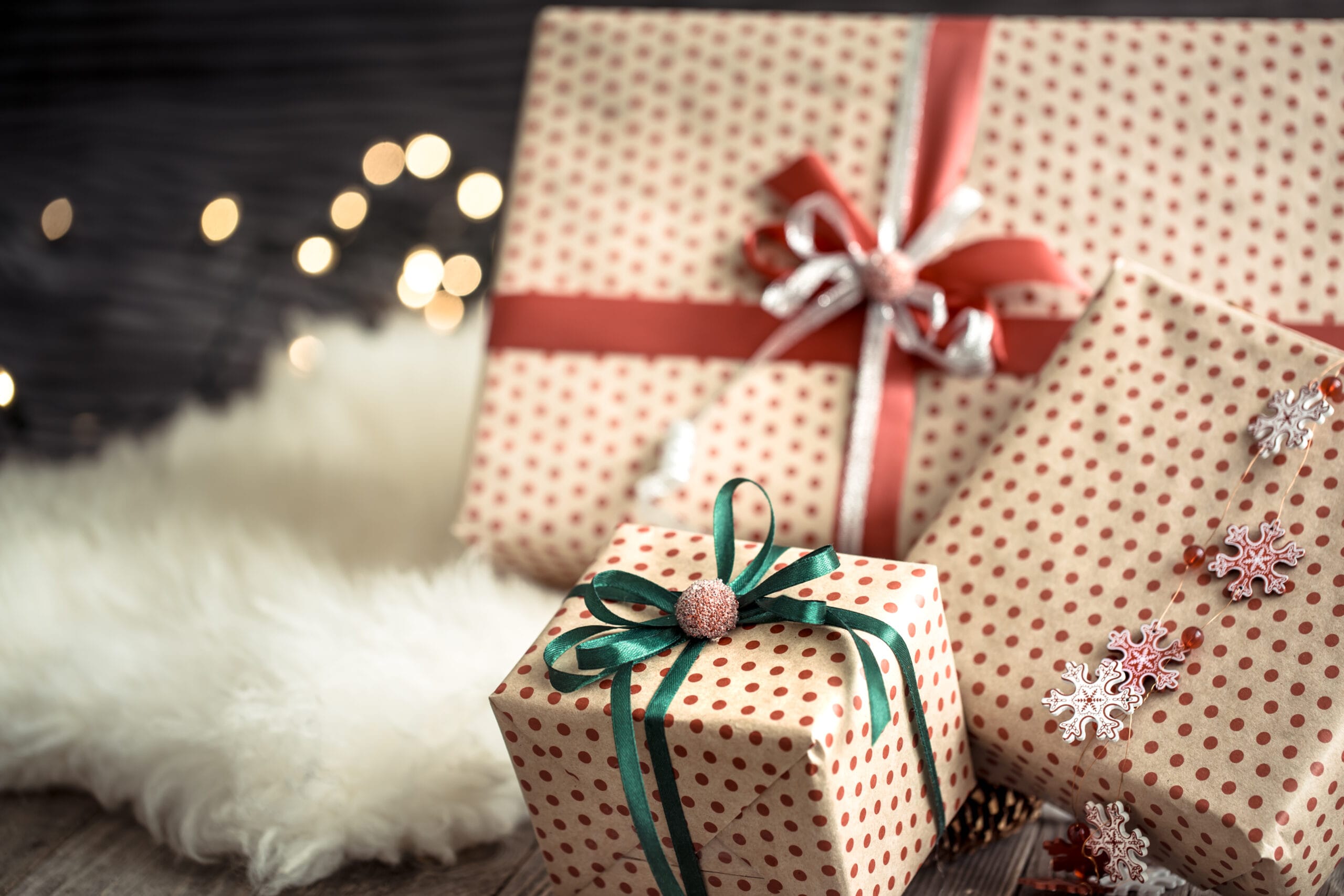 regalos de navidad sobre luces en la pared oscura sobre una acogedora alfombra decoraciones navidenas scaled