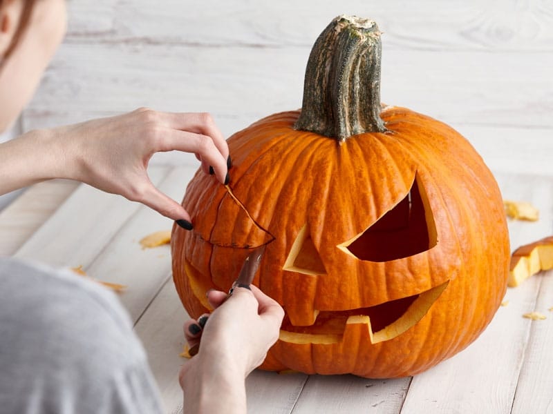 14855 guia para vaciar una calabaza de halloween